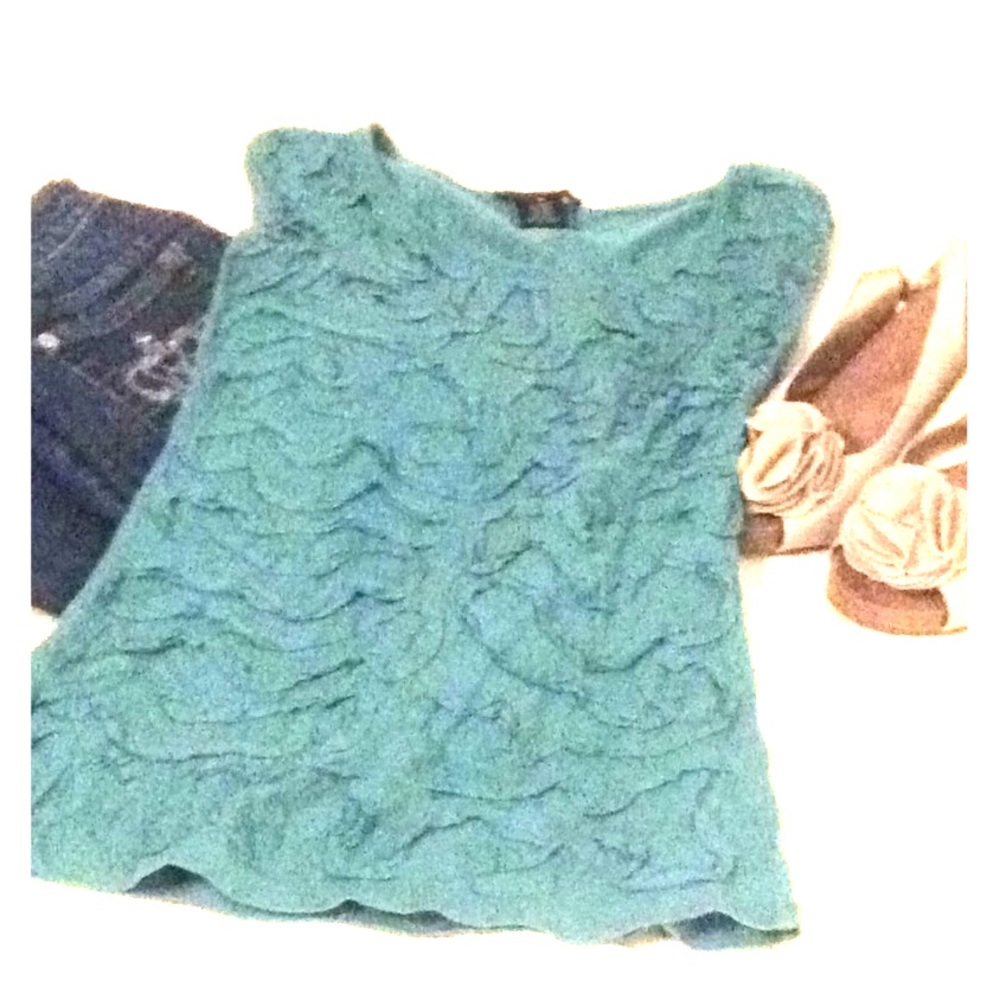 Turquoise stretch top - fabulous design on front!